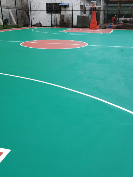 阿鲁科尔沁 球场长期使用易出现地面开裂